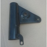 DRŽÁK SVĚTLOMETU PRAVÝ - PLECHOVÝ (VĚTŠÍ DÍRA NABLINKR)